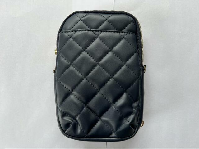 【CLATHAS（クレイサス）お財布機能付きスマホポーチ】後ろのシワは荷物を入れると取れやすい