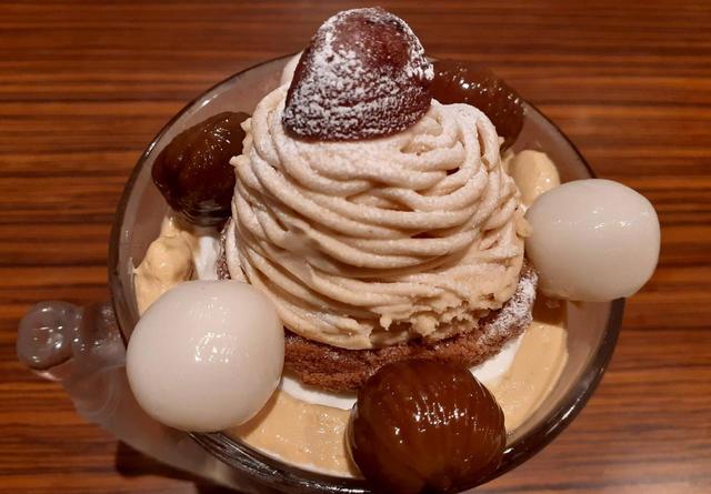 頂上部分のアップ。秋仕様の色あいが美しい。白玉がインパクト強いなー。／びっくりドンキー「ジョッキパフェ」