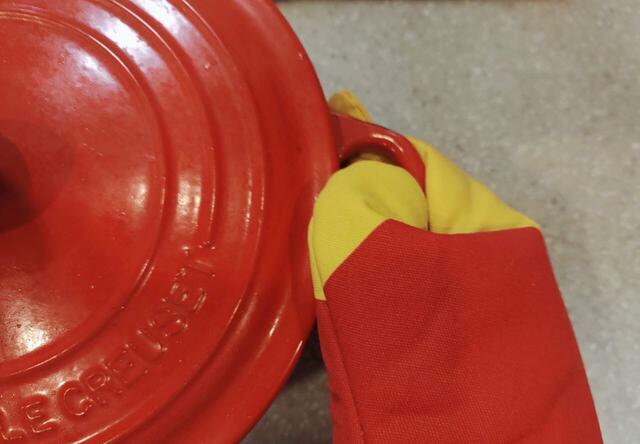 指もスムーズに曲がるので、鍋も持ちやすい