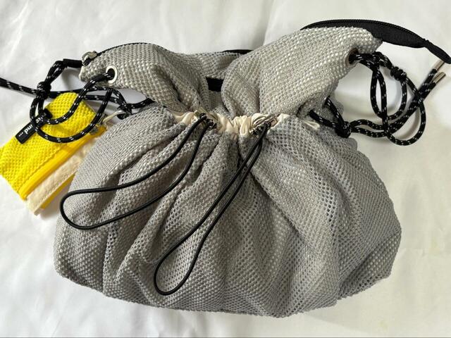 【niko and... オリジナルSETメッシュショルダーバッグ】開閉はドローストリング式。口を絞れば巾着型になり、トレンド感のあるシルエットに！