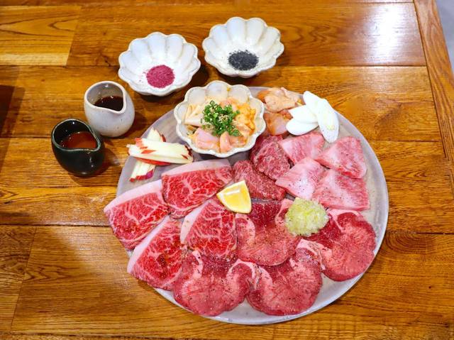 焼肉の盛り合わせ・2人前 2980円（税別） 
