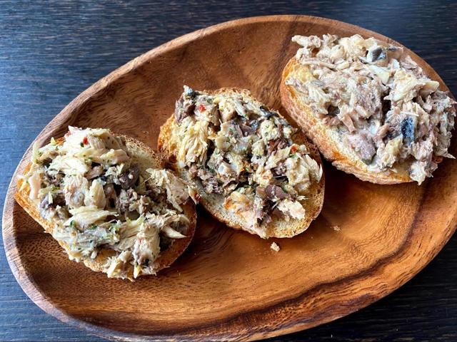 【カインズホーム アカシアビーンズ型プレート 18cm】横幅はフランスパン3つ分の大きさです