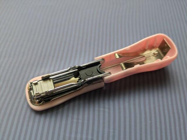 ステープラーには普通サイズの針がセットできます
