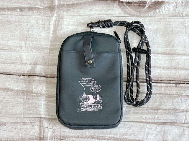 グレー×淡いピンクの配色が大人かわいいストラップ付きマルチケースが登場♪