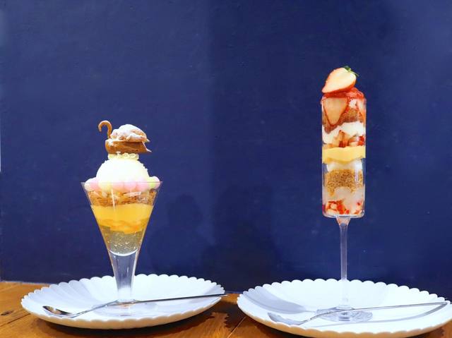 左：檸檬パフェ 980円（税別） 右：苺パフェ 980円（税別）