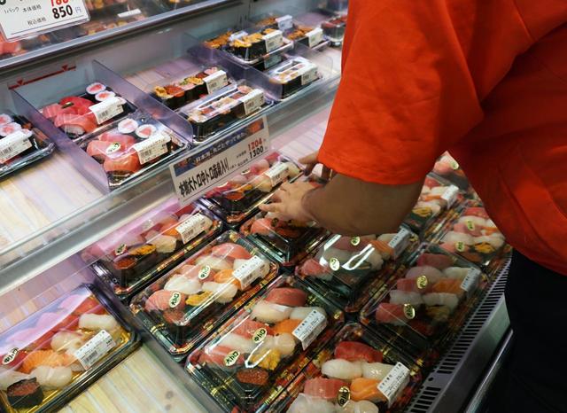 回転が良く、いつもにぎりたての寿司が並びます／角上魚類