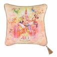 クッション 3,300円｜サイズ：縦約40×横約40×厚さ約13cm｜東京ディズニーリゾート40周年“ドリームゴーラウンド”スペシャルグッズ｜発売日：2023年4月10日（月）｜販売店舗：東京ディズニーランド「グランドエンポーリアム」、東京ディズニーシー「エンポーリオ」
