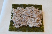 【雑巻きキンパ】手前2cm奥3cmあけてごはんを薄く広げる