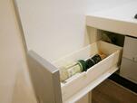 ＜BEFORE・コンロラック使用前＞コンロ脇の調味料入れは開け閉めが面倒。中で調味料が倒れてしまうことも…