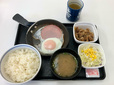 【吉野家　ハムエッグ牛小鉢定食】牛小鉢と朝ごはんの定番おかず、ハムエッグを一緒にいただきます