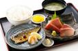 「刺身&焼き魚定食」<価格:1,380円(税込)>【“刺身食べ放題”で話題の『漁港食堂 秦野店』がリニューアルオープン!海鮮丼・定食・海鮮だし茶漬けなど、さらにメニューが充実!】