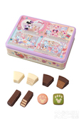 アソーテッド・スウィーツ 2,300円｜【内容量】 バウムクーヘン8個[プレーン(ホワイトチョコレートカバード)2個入り×2袋、チョコレート(ミルクチョコレートカバード)2個入り×2袋]、 チョコレートカバード・ミルフィーユ4個(ジャンドゥーヤ)、クッキー12個[ストロベリー＆バター6個(1袋)、グリーンアップル＆バター6個(1袋)]｜縦約18.5×横約25.5×高さ約7cm｜東京ディズニーシー「ダッフィーのハートウォーミング・デイズ」2018｜【販売店舗】マクダックス・デパートメントストア
