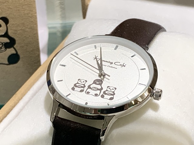 腕時計もシンプルで可愛い