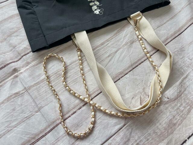 Dカンには手持ちのストラップをつけると斜めがけバッグとして持つこともできます！