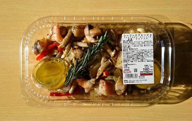 【カークランドシグネチャー　シーフードアヒージョ　1090g　1980円】必要な調味料は、すべてセットになっている