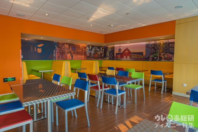 「トイ・ストーリー」の映画の場面が壁に描かれた店内で楽しい食事の時間が楽しめる