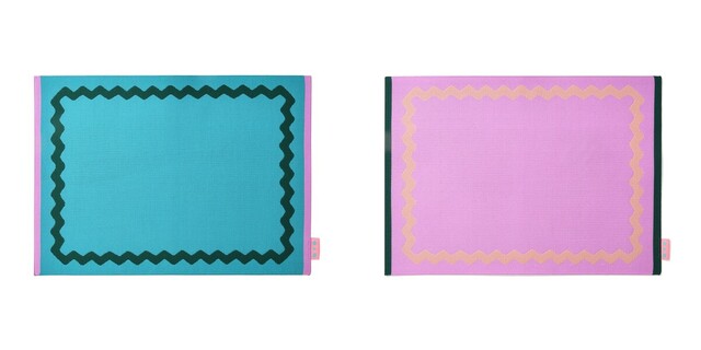 「SQUID GAME ニット ランチマット」グリーン／ピンク　各1,200円（税込）