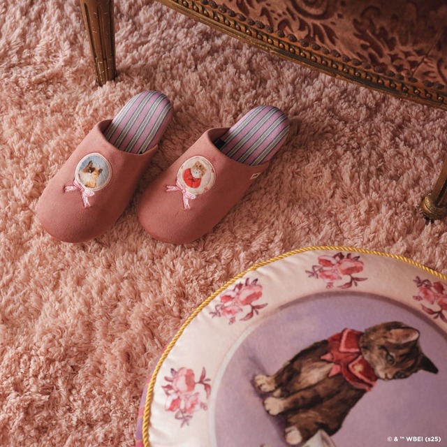 【ハリー・ポッター×Afternoon Tea LIVING】ルームシューズ 3,520円、ビッグクッション 3,960円