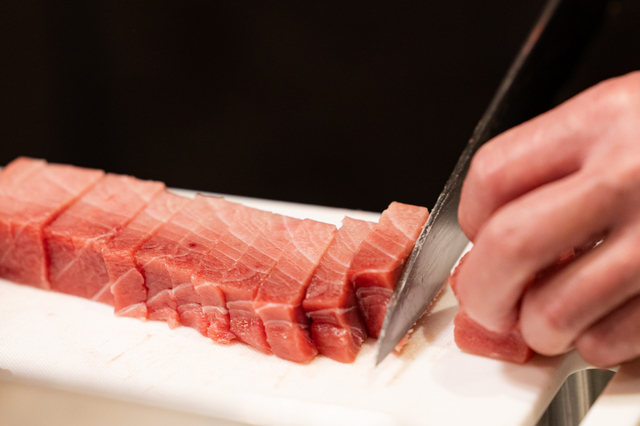 「天然南マグロの赤身とトロ」<期間:2026年2月1日〜>【ホテルアベスト札幌が初の「ディナーバイキング」をスタート!自分で作る海鮮丼など、豪華な北海道メニューが勢ぞろい!】