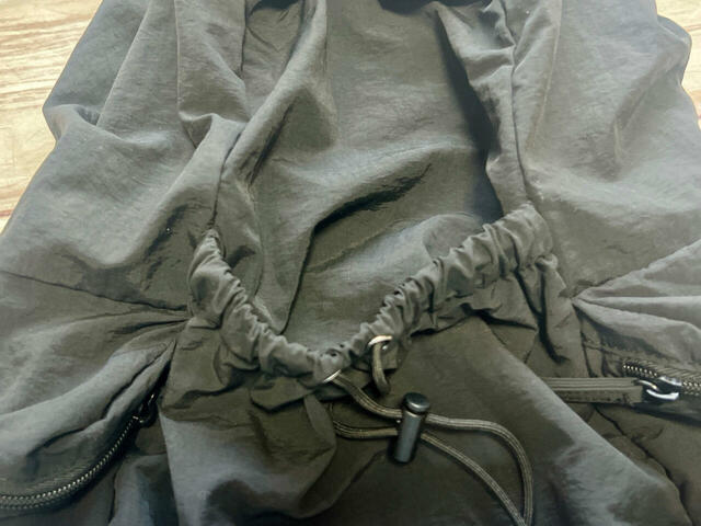 中央ポケットはドローストリングで開閉できて機能的！