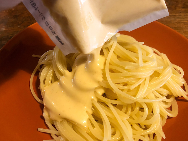 【カルディコーヒー　クリーム白トリュフパスタソース】パスタをお皿に盛り付けてソースをかけたら出来上がり！