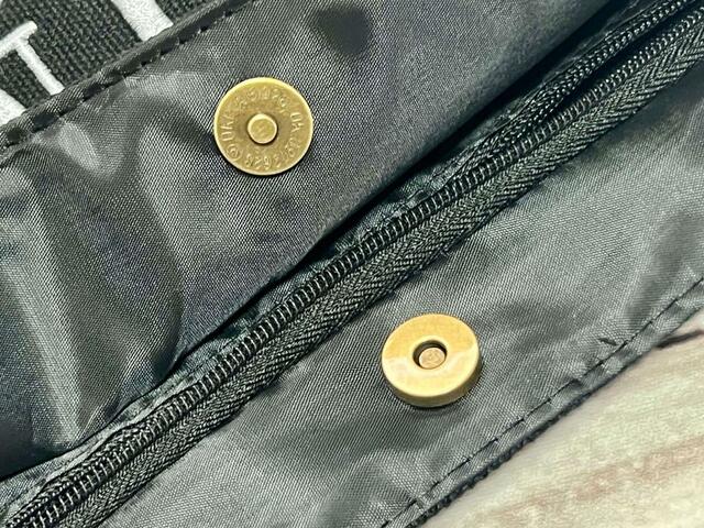 口には飛び出し防止のマグネットボタン付き