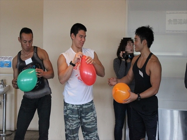 「マッチョ大運動会」のマッチョ風船割り。スタッフが頑張って膨らませた風船を…