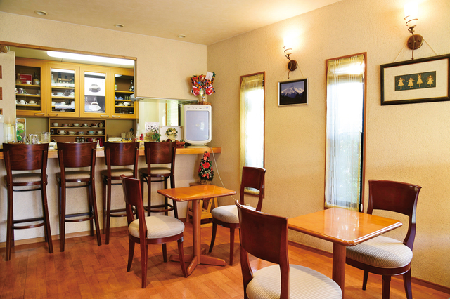 グリーンいっぱいの店内。コンセントやWi-Fiも完備している｜nido by Honey Bee Project