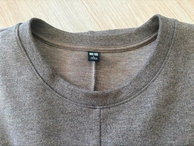 【ユニクロ ブラッシュドジャージーワンピース】首元はクルーネック。開きすぎず詰まりすぎない絶妙な開き具合です