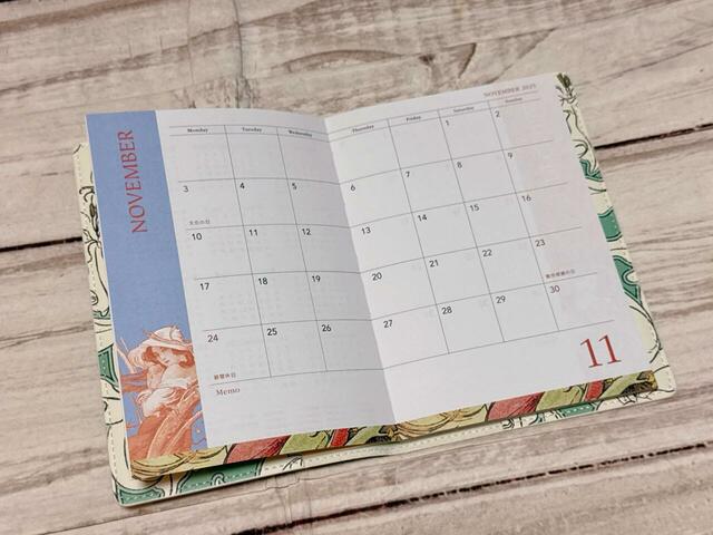 マンスリーページはカレンダー仕様。ミュシャの名作「12か月の絵葉書」のプリント入り!