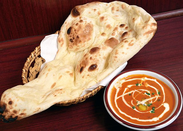 新橋カレーランチ／サモサ 西新橋店　甘口バターチキンカレー＋ナン 890円