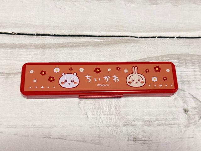 いわゆるプラスチックケースのような印象で、レトロな雰囲気が漂うアイテム！『ちいかわ』×100円ショップ新作グッズ第8弾「ちいかわ ペンケース」