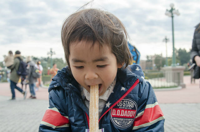 食べ歩きもパークでの楽しみの1つ、周囲の目を気にせずにガブッと食べちゃいましょう。