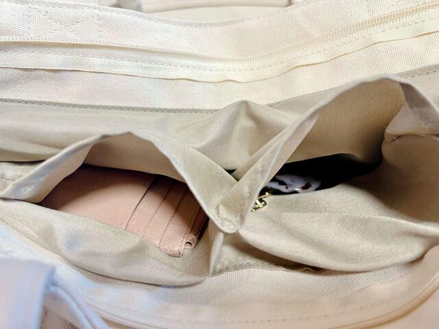 【アベイル】内側のポケットは落としたら困るものを入れると◎