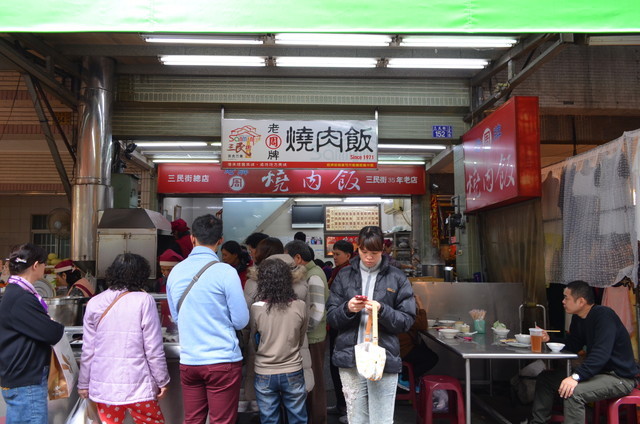 香ばしい香りにつられて、店の前には常に人だかりが