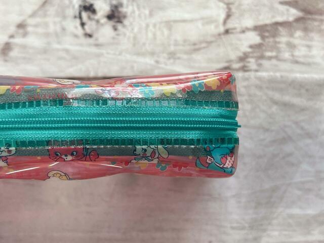 ファスナーはブルー