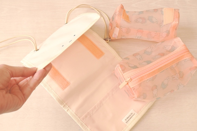 【宝島社『素敵なあの人 2026年3月号』特別付録】ケースの大きさは、広げたときは縦40×横16cm、たたんだときは縦12×横16×厚さ9cm