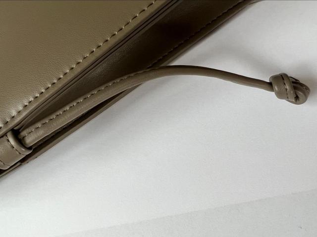 【ユニクロ レザータッチミニツールショルダーバッグ】ちょうど良い長さで調節できるのが嬉しい