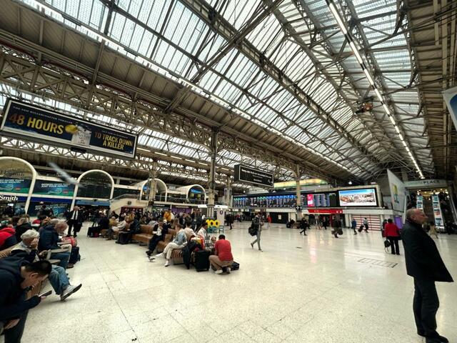 ロンドン市内のヴィクトリア駅。何本もの路線が交差するハブ駅で、1日中多くの人で賑わっている