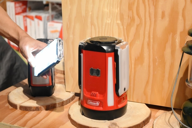 取り外して持ち運び自由な小さなランタンにもなる。