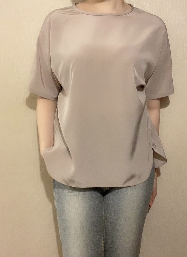 【UNIQLO（ユニクロ）】シルフィールブラウス（半袖）LIGHT  GRAY  Sサイズ着用／サラサラの手触りなので、梅雨の時期から夏まで大活躍しそう！