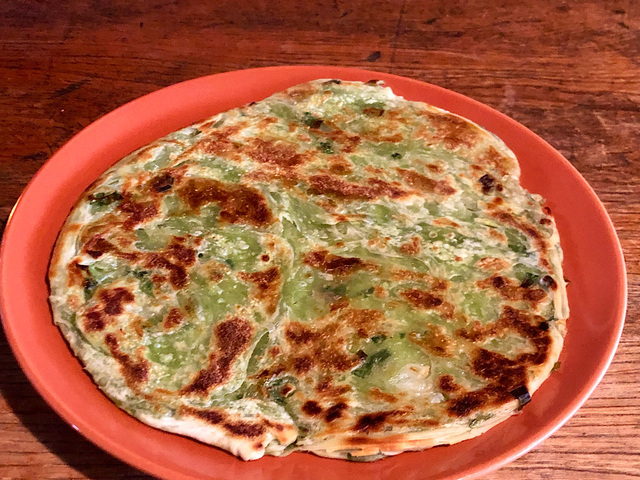 【業務スーパー　薄焼き餅（ほうれん草）】朝ごはんにぴったりな量　早速いただきます♪