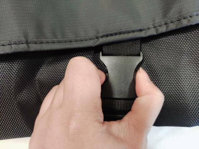 人差し指と親指を使用してグッと押すと簡単に開閉できます