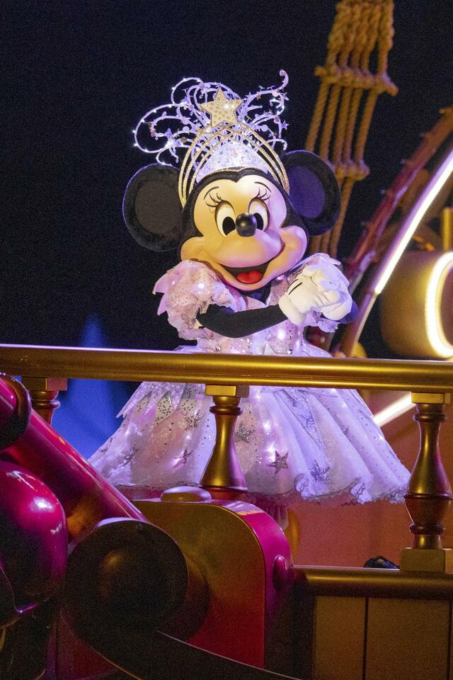 東京ディズニーリゾート「ビリーヴ!〜シー・オブ・ドリームス〜」 シーン6 © Disney