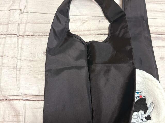 サイドのマチ幅は約19cmとたっぷりあるため、パックのお弁当やケーキなどを傾けずに持ち運べるのもうれしいポイント!