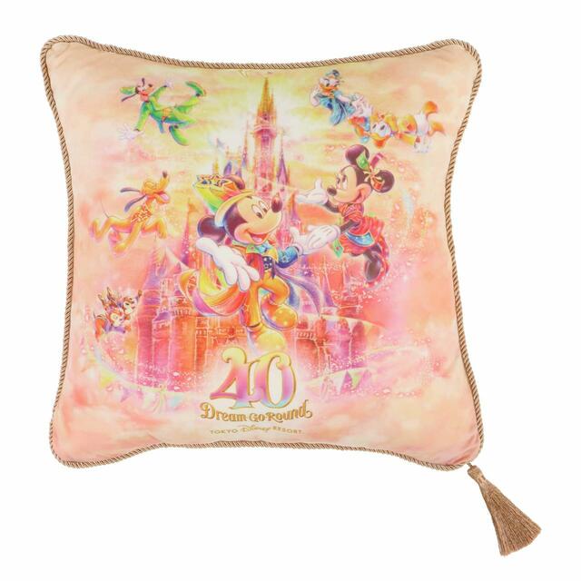 クッション 3,300円|サイズ:縦約40×横約40×厚さ約13cm|東京ディズニーリゾート40周年“ドリームゴーラウンド”スペシャルグッズ|発売日:2023年4月10日(月)|販売店舗:東京ディズニーランド「グランドエンポーリアム」、東京ディズニーシー「エンポーリオ」