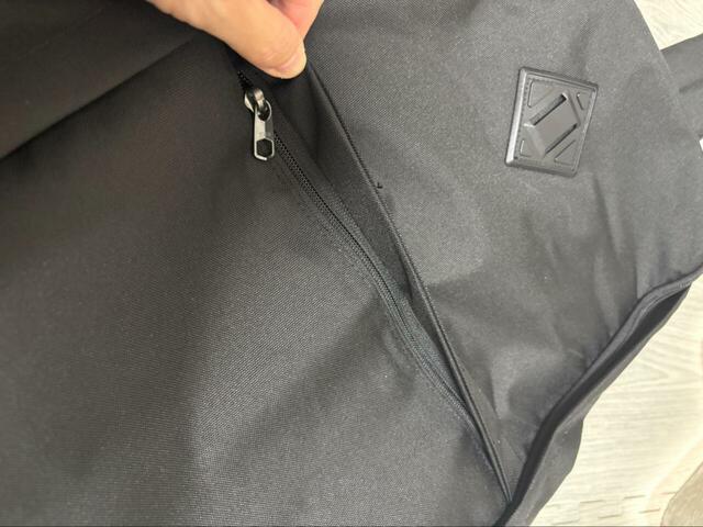 【ワークマン／コーデュラ(R)カジュアルデイバッグ】フロントには深めのファスナーポケット付き。頻繁に出し入れする物の収納にぴったり！