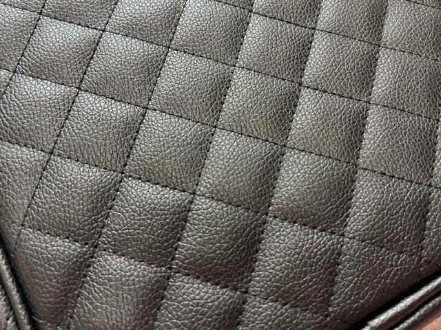 【nanakoななこがさらに本気で作った leur charme COSME POUCH BOOK BLACK】ふかふかのキルティング生地なのもキュートですね！