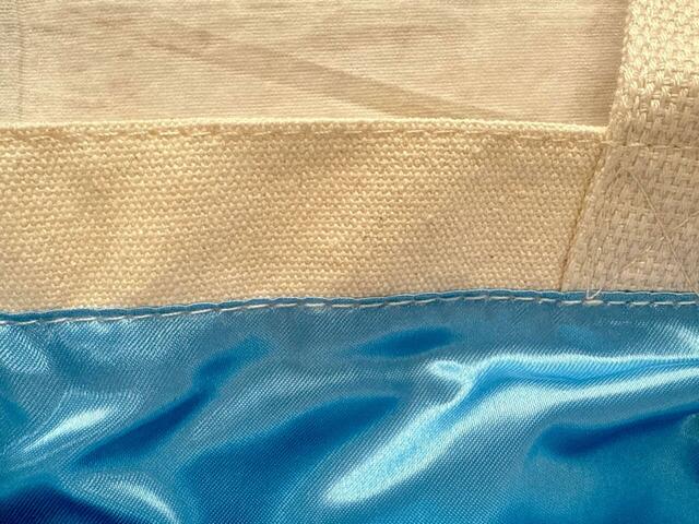 ブルーのサテン生地の裏地付き！