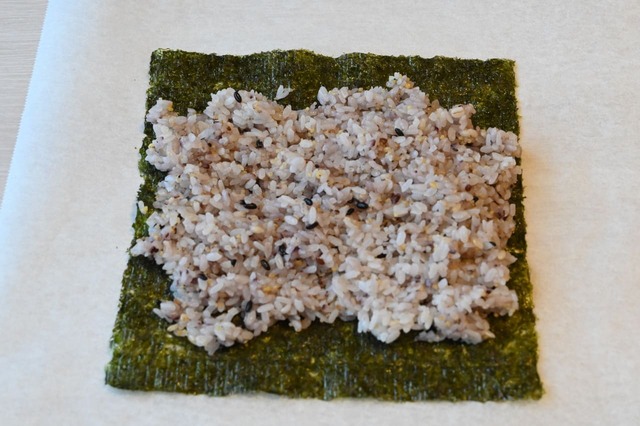 【雑巻きキンパ】手前2cm奥3cmあけてごはんを薄く広げる